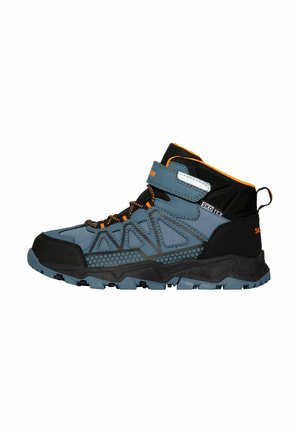 Bota de senderismo de corte medio azul y negra con detalles naranjas, una correa de velcro y suela resistente diseñada para uso al aire libre.