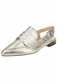 Metaliczne srebrne buty typu slingback z wysmuklonym noskiem, skórzanym wierzchem o fakturze, szerokim paskiem z klamrą oraz niskim drewnianym obcasem.