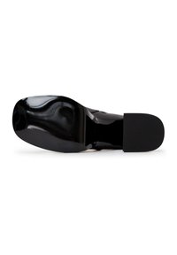 Zwart gepatenteerd leren zool met een glad oppervlak en subtiele richels, voorzien van een tekstuur rubberen hak voor grip en duurzaamheid.