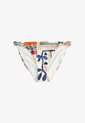 Női bikini alsó többszínű, absztrakt mintával és fonott oldalszíjakkal, fehér háttéren bemutatva.