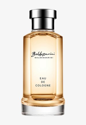 Klar glasflaske Baldessarini Eau de Cologne med ravfarvet væske og en skinnende sølvkapsel på hvid baggrund.