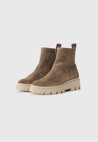 Bruine suède enkellaarsjes met een hoogte van ongeveer 10 cm, voorzien van een beige plateauzool en een zijrits voor gemakkelijke instap.