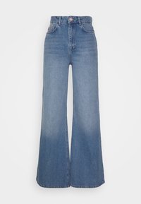 Jeans in denim blu a vita alta e gamba larga con tasche frontali e chiusura con bottone rosa.