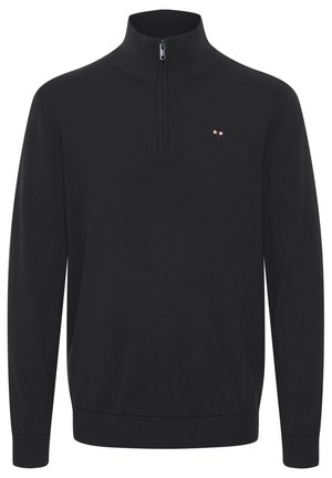 Sort zip-neck sweater med lange ærmer, lavet af glat stof. Har et lille broderet logo i rød, hvid og blå.
