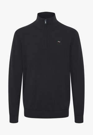 Pulover negru cu guler tip fermoar, cu mâneci lungi, realizat dintr-un material neted. Are un mic logo brodat în roșu, alb și albastru.