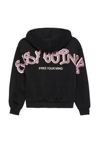 Haut à capuche noir court. Présente un grand texte violet et blanc au dos avec les inscriptions "EASY GOING" et "FREE YOUR MIND". Tissu doux.