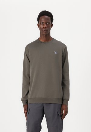 Olijfgroene sweatshirt van zachte stof, met een ronde hals en lange mouwen, met een klein blauw vogellogo op de linkerborst.