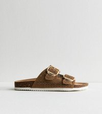 Sandali scivolati marroni in pelle forata con due fibbie regolabili e una soletta in sughero. Suola bianca testurizzata. Design semplice e aperto per un facile utilizzo.