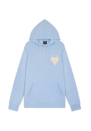 Sudadera azul claro con un bolsillo frontal, capucha con cordón, y un diseño de corazón crema en el lado izquierdo del pecho. Fabricada con tela suave.