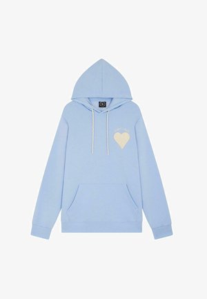 Hoodie bleu clair avec une poche frontale, capuche à cordon, et un design en forme de cœur crème sur la poitrine gauche. Fabriqué en tissu doux.