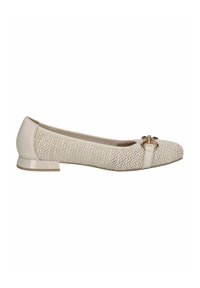 Beige Flachschuh mit gewebtem Textil-Obermaterial, glänzendem Lackabsatz, dekorativem goldenen Hardware-Detail an der Zehenpartie und runder Zehenform.