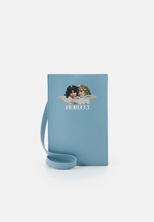 Světle modrá zápěstní taška s dvěma cherubíny a textem "FIORUCCI" vytištěným na přední straně na bílém pozadí.