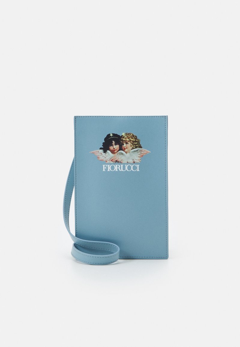 Jasnoniebieska torebka na nadgarstek z dwoma aniołkami i napisem "FIORUCCI" nadrukowanym na przodzie na białym tle.