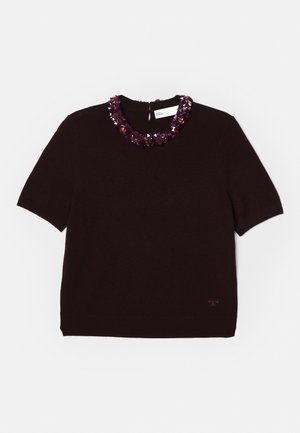 Rövid ujjú, sötétbarna pulóver, lila és piros árnyalatú gyöngyöket tartalmazó gallérral, diszkrét logóval az alján.