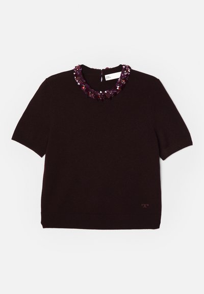 Dunkelbrauner Kurzarm-Pullover mit einem Perlenkragen in Lila- und Rottönen und einem dezenten Logo nahe dem Saum.