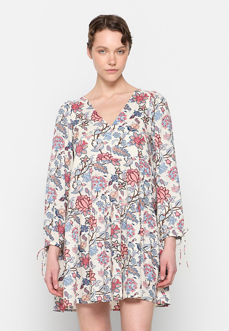 Blumenmaxikleid mit V-Ausschnitt, langen Ärmeln und gestuftem Rock. Es hat einen cremefarbenen Hintergrund mit rosa und blauen Blumenmustern.