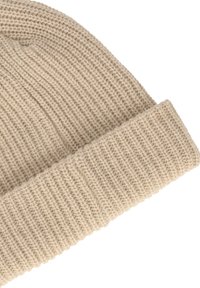 Beige gebreide beanie met een geribbelde textuur en omgeslagen rand, gemaakt van zacht, rekbaar materiaal, geschikt voor koud weer.
