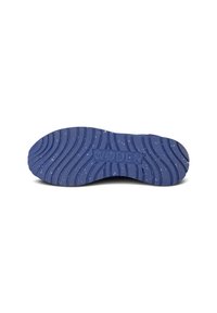 Suola di scarpa in gomma blu con un motivo ondulato testurizzato e finitura maculata. Presenta il logo "WODEN" in rilievo. La forma è sagomata per il comfort.