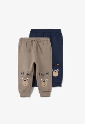 Dos pares de pantalones jogger para niños, uno beige y otro azul marino, cada uno con cintura elástica, cordones y diseños de caras de oso en las rodillas.