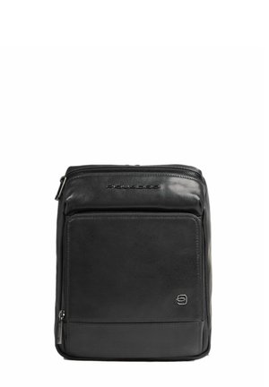 Schwarzer Leder-Rucksack mit einer strukturierten Oberfläche, ausgestattet mit einem oberen Reißverschluss, einer Fronttasche und dezentem Branding auf der Vorderseite. Saubere, rechteckige Form.