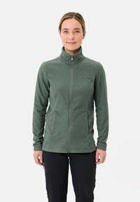 Fleecejack in donkergroen, volledig ritssluiting, hoge kraag, met twee zijzakken, zachte textuur en subtiele merkembleem.