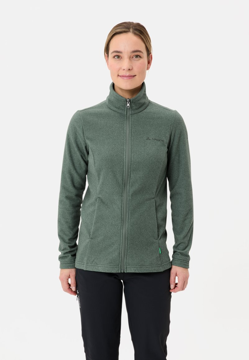 Fleecejack in donkergroen, volledig ritssluiting, hoge kraag, met twee zijzakken, zachte textuur en subtiele merkembleem.
