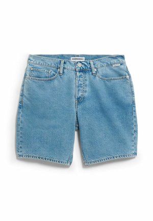 Lichtblauwe denimshorts met voorzakken, lussen voor een riem, knoopsluiting en ARMEDANGELS merkembleem op de tailleband en zak.
