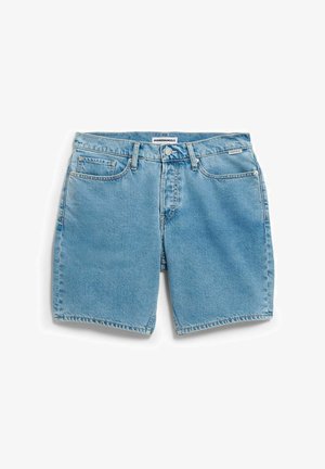 Shorts en denim bleu clair avec poches avant, passants pour ceinture, fermeture par bouton et étiquette de la marque ARMEDANGELS sur la ceinture et la poche.