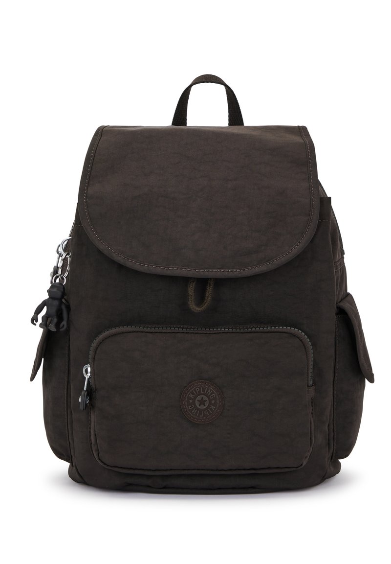 Zaino in tessuto marrone scuro con patta pieghevole, tasca frontale con zip, tasche laterali e un portachiavi a forma di scimmia di gomma attaccato alla zip.