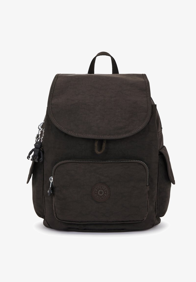 Zaino in tessuto marrone scuro con patta pieghevole, tasca frontale con zip, tasche laterali e un portachiavi a forma di scimmia di gomma attaccato alla zip.