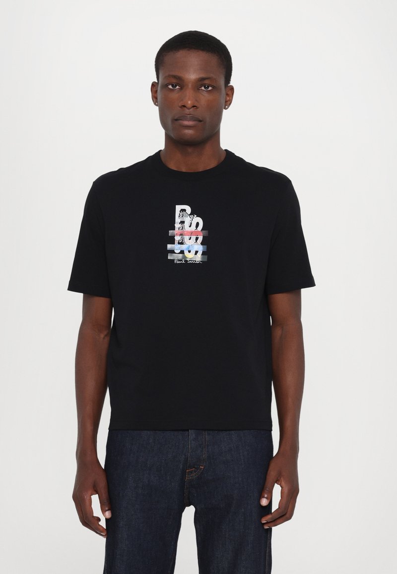 Czarny bawełniany t-shirt z wielokolorowym nadrukiem na środku. Krótkie rękawy i okrągły dekolt. Nosić z ciemnymi dżinsami.