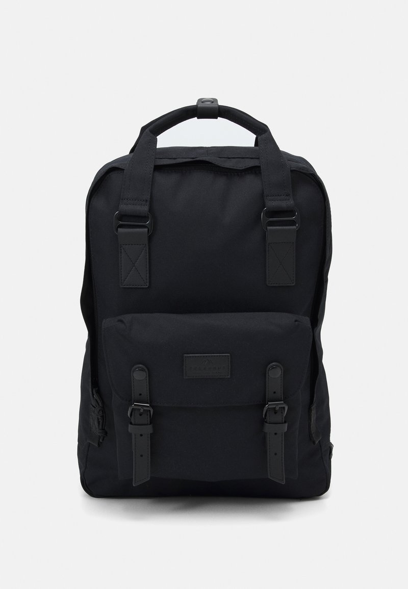 Mochila preta feita de tecido durável, com alças ajustáveis, um bolso frontal com fivelas e um logótipo em relevo.