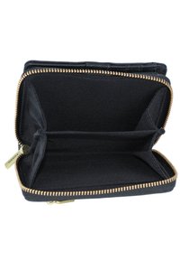 Portefeuille noir avec fermeture éclair et quincaillerie dorée, doté d'un extérieur lisse, d'un intérieur en tissu et de plusieurs emplacements pour cartes à l'intérieur.