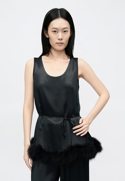 Top negru din satin, fără mâneci, cu gât rotund, prevăzut cu talie cu șnur și margine din blană ecologică neagră la tiv.