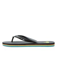 Musta Quiksilver flip-flop värikkäällä raidallisella pohjalla ja logolla jalkapohjassa ja hihnassa, esitettynä sivuprofiilista.