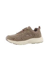 Baskets de sport marron clair avec tige en mesh et semelle en caoutchouc, présentant des lignes de design texturé et un système de laçage.