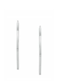 Orecchini in metallo argento con un design rettangolare slanciato e elegante, caratterizzati da una superficie lucida e da un semplice gancio di attacco.