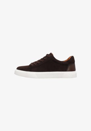 Donkerbruine suède lage sneaker met bruine veters, gevoerde kraag en witte rubberen zool, zijaanzicht op een witte achtergrond.