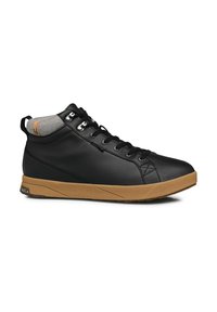 Sneaker alta nera con tomaia in pelle sintetica, colletto in tessuto grigio, suola in gomma e suola esterna in contrasto color tan. Presenta occhielli in metallo e dettagli cuciti.
