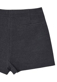 Maßtailierte Shorts aus dunkelgrauem Stoff mit einem Nadelstreifenmuster, flachem Bund und einer einzelnen Gesäßtasche. Glatte Textur und klare Linien.