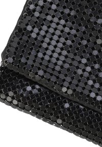 Clutch esagonale nera con paillettes, caratterizzata da una superficie texturizzata, una finitura lucida e una forma elegante. Chiusura con cerniera e foderatura in tessuto liscio.