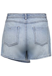 Vaaleansiniset farkkushortsit, joissa on risat helmat, kaksi takataskua ja näkyvät ompeluyksityiskohdat sekä klassinen viiden taskun muotoilu.