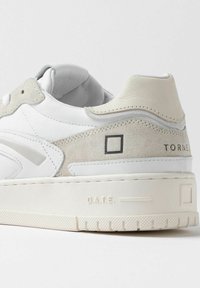 Sneaker bassa in pelle bianca con accenti in suede grigio, colletto imbottito, logo rettangolare e suola in gomma testurizzata. Design pulito con dettagli minimi.