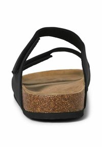 Sort sandal med flere stropper, en korksål og en struktureret underside. Hælen er let hævet, hvilket giver støtte og komfort.