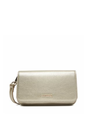 Złoty portfel na nadgarstek z fakturą skóry, z klapką na zapięcie i wytłoczonym logo LASOCKI na środku przodu.