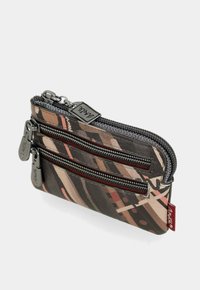 Portafoglio con zip a tre scomparti, realizzato in tessuto decorato con tonalità di nero, marrone e beige. Presenta zip e dettagli hardware a contrasto.
