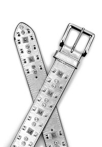 Cinturón plateado metálico con tachuelas cuadradas y adornos de rhinestones, con una hebilla rectangular plateada y una textura de cuero suave.