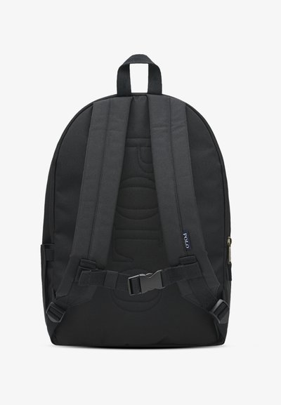 Svart ryggsäck tillverkad av slitstarkt tyg med vadderade axelremmar, justerbar spänne och en strukturerad logotypdesign på baksidan. Enkel, funktionell form.