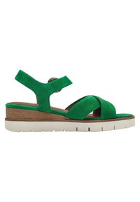 Sandali wedge in suede verde con cinturini incrociati, cinturino alla caviglia regolabile e suola in schiuma chiara con dettagli in legno texturizzato.