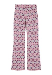 Rozā flared bikses ar rakstu, kurām ir ģeometrisks dizains ar dimantiem purpursarkanā un gaiši zila krāsā. Mīksta auduma, ar nelielu tekstūru.